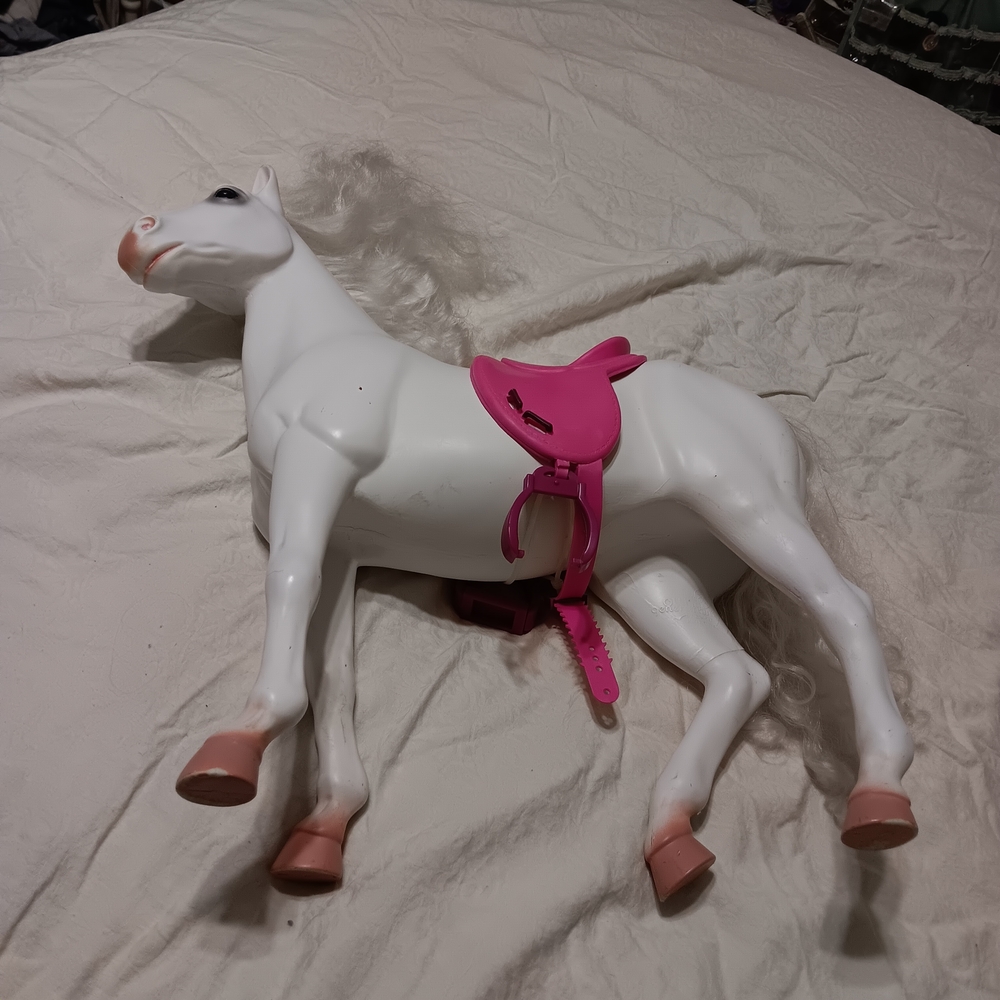 🧸White Toy Horse with Pink Saddle